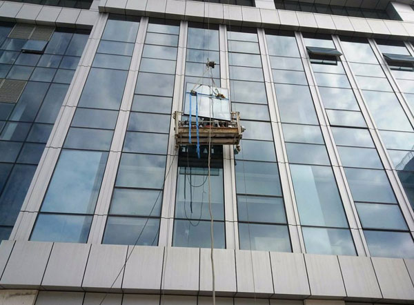 武汉玻璃幕墙施工之缝隙如何打胶？
